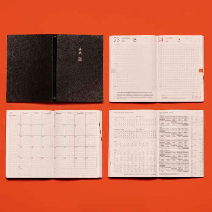Een minimalistisch bureau met een notitieboek en koffie als symbool van een doordachte dagelijkse routine